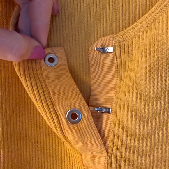 One Girl Who cool clasp front goldenrod yellow ribbed sweater sleeveless XL - Picture 3 of 8